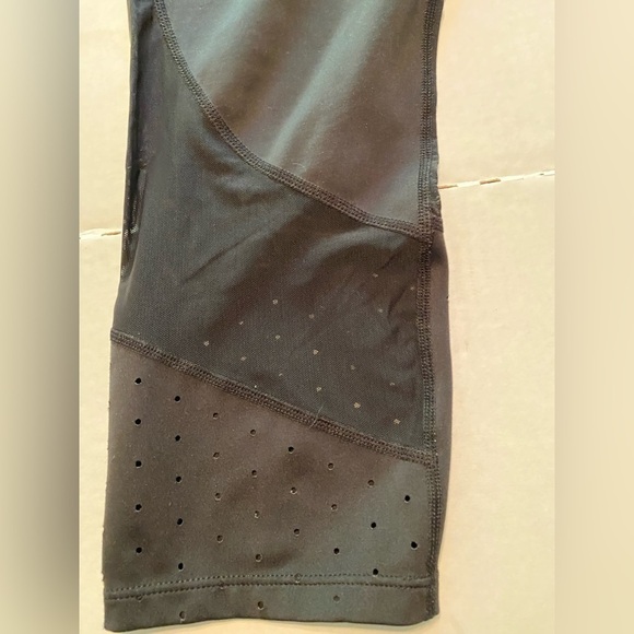Athleta Laser Mesh Sonar Capri Tights Size Medium Black Yoga Running Leggings - Picture 3 of 7